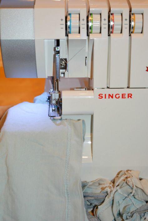 Learn something new - mastering my overlocker 1 Overlocker Tips, Overlocker Projects, Singer Overlock, Sewing Serger, Singer Serger, Serger Tutorial, Beginners Quilting, Sewing Machine For Beginners, Serger Machine