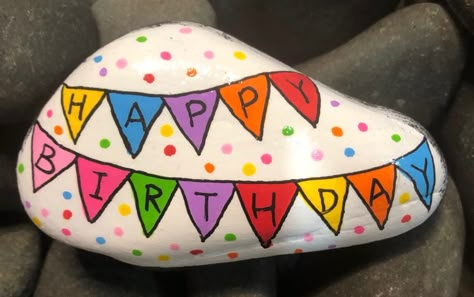 Birthday Stone Painting, Rock Painting Ideas Birthday, Birthday Rocks Painting Ideas, Happy Birthday Rock Painting Ideas, Birthday Spirit Rock, Happy Birthday Painted Rocks Ideas, Happy Birthday Stone Painting, Happy Birthday Rock Painting, Happy Birthday Rocks