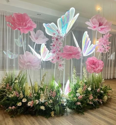 Butterfly Decorations For Party, Giant Flowers Diy, Butterfly Party Decorations, Fairy Garden Birthday Party, Fleurs Diy, Flower Curtain, Garden Party Birthday, Dekor Diy, Garden Birthday