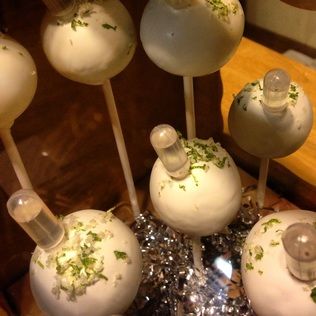 Whiskey Cake Pops, Boozy Cake Pops, Vodka Cake, Strawberry Boxes, Cake Pop Flavors, Alcohol Cake, Strawberry Box, Whiskey Cake, Honey Cake