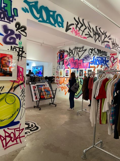 Graffiti Store Interior, Retail Boutique Design, Street Art Interior Design, Skate Shop Interior, Art Store Aesthetic, Graffiti Room Decor, Graffiti Interior Design, Vintage Store Ideas, Graffiti Shop