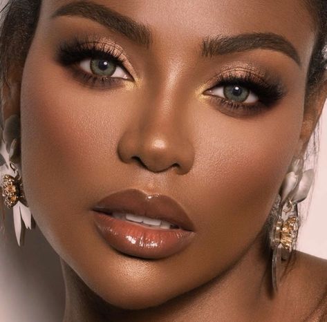 Golden Makeup Look For Black Women, Naomi Character, Eye Makeup For Tan Skin, Golden Makeup Look For Brown Eyes, Wedding Makeup Brown Skin, Bridesmaid Hair Black Women, Black And Gold Eye Makeup, Gold Smokey Eye Makeup, Gold Make Up