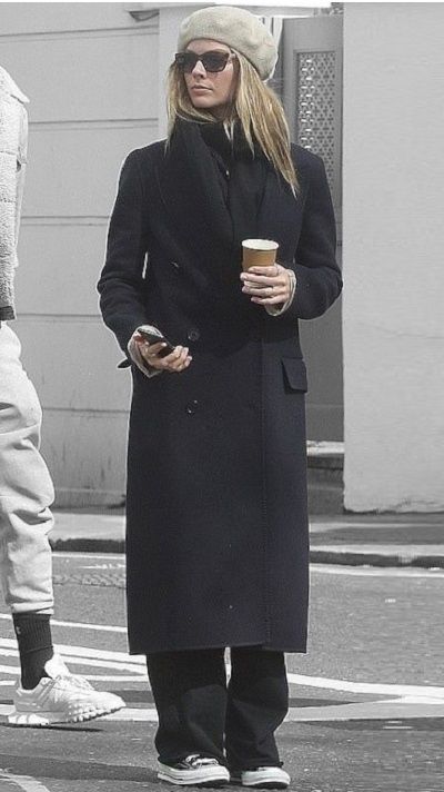 Margot Robbie in London, England on Saturday 02/04/2022 #VeronicaTasmania Margot Robbie Winter Style, Marcus Milione, Margot Robbie Bottega, Margot Robbie Street Style, Margot Robbie Outfit, Margot Robbie Style, Mommy Style, Street Style Winter, Margot Robbie