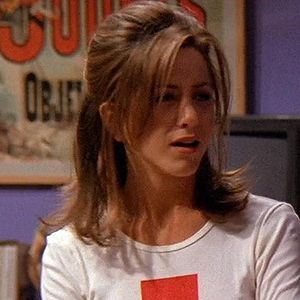 Rachel Green Hair, Rachel Haircut, Rachel Hair, Jennifer Aniston Hair, Jenifer Aniston, Jen Aniston, Read Story, Chandler Bing, 90s Hairstyles