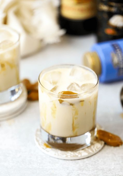 Salted Caramel Baileys White Russian - Simply Made Recipes Salted Caramel Baileys, Salted Caramel White Russian, Caramel Apple Shots, Baileys Salted Caramel, Baileys Recipes Drinks, Caramel Cocktail, Carmel Recipe, White Russian Recipes, Salted Caramel Recipes