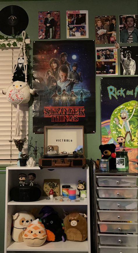 Stranger Things Room Decor, Stranger Things Bedroom Ideas, Stranger Things Room Ideas, Stranger Things Room, 80s Rock Room Aesthetic, Eddies Room Stranger Things, Bed Rooms Ideas 80s, 80s Rock Bedroom Aesthetic, Rainbow Room Aesthetic