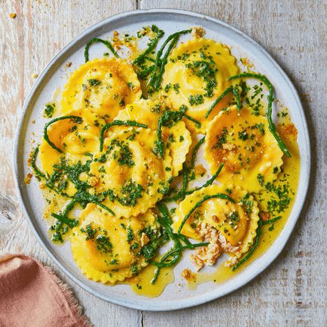 How to make Chilli & Crab Ravioli with Lemon Butter & Samphire – Pasta Evangelists Prawn Ravioli, Crab Ravioli, How To Make Chilli, Chilli Crab, Sage Butter Sauce, Sage Butter, Ravioli Recipe, Food Critic, Cooking Seafood