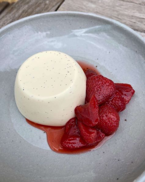 vanilla bean panna cotta roasted strawberries Vanilla Bean Panna Cotta, Vanilla Bean Paste Recipe Desserts, Vanilla Bean Recipe, Vanilla Bean Recipes, Strawberry Panna Cotta, Easy Summer Dessert Recipes, Easy Strawberry Desserts, Vanilla Panna Cotta, Panna Cotta Recipe