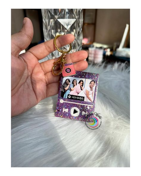 Spotify Resin Keychain Personalise your gift with a musical note & your photographs with this Spotify Resin Music Keychain. •Anniversary gifts for couples, Valentine’s day gifts, Birthday Gifts & more. •Shipping all over India 🇮🇳 •Dm for order #spotifykeychains #spotify #spotifykeychain #spotifymusic #spotifyplaylist #giftideas #keychaincustom #calenderkeychain #datekeychain #photokeychain #customizedkeychain #customizedgift #photo #giftsforher #lilgifts #giftsforhim #anniversarygift #b... Music Keychain, Gifts For Couples, Return Gifts, Resin Keychain, Photo Keychain, Return Gift, Artist Alley, Anniversary Gifts For Couples, Musical Note