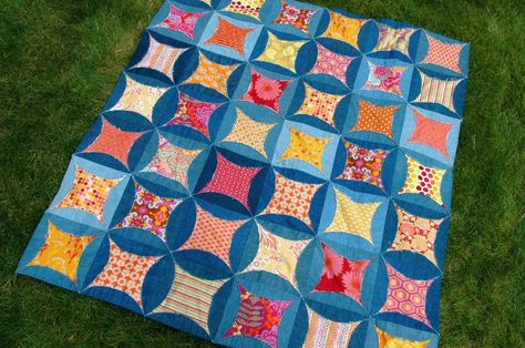 Quilt Inspiration: Free pattern day ! Denim quilts Faux Cathedral Window, Jean Quilt Ideas, Jeans Quilt, Jean Projects, Quilts Easy, Window Quilts, Denim Rag Quilt, Denim Quilt Patterns, Denim Quilts