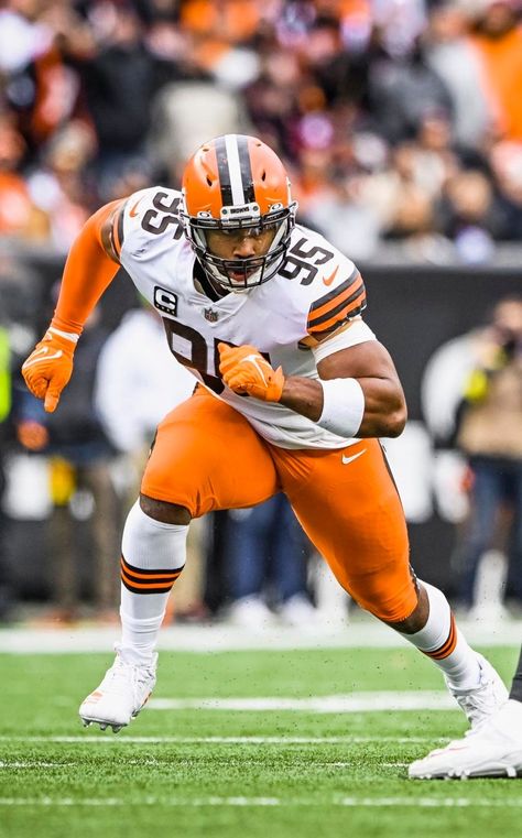 Myles Garrett, Cleveland Browns God Physique, Miles Garrett, Browns Wallpaper, Cleveland Browns Wallpaper, Cool Football Pictures, Myles Garrett, Game Pics, Nfl Football Art, Cleveland Browns Football