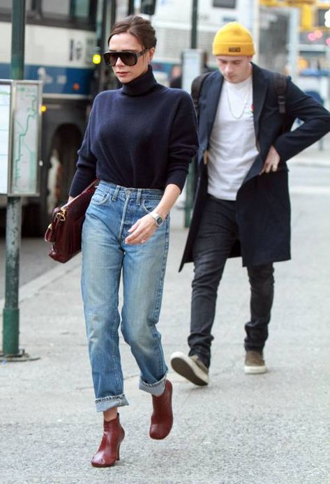 Even when Victoria Beckham wears relaxed jeans, she always looks polished. In this case, it's thanks to a classic navy turtleneck and luxe burgundy accessories. Big Jeans, Boyfriend Jeans Outfit, Street Vibes, Boyfriend Jeans Style, Affordable Jeans, Spring Styles, Unisex Clothes, I'll Wait, Trendy Swimwear