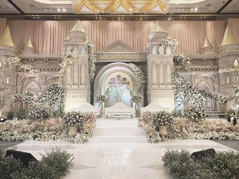 Cinderella Quinceanera Themes, Nikah Decor, Wedding Platform, Wedding Stage Backdrop, Tema Disney, Elegant Wedding Inspiration, Wedding Stage Design, Dream Wedding Decorations, Wedding Planning Decor