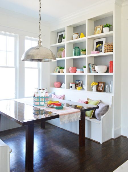 Clever Ways to make the Most of a Small Dining Room Bookshelves Kitchen, Small Dining Room, Kitchen Banquette, Banquette Seating, Kitchen Nook, Floor Seating, Built In Bookcase, Dining Nook, Tiny Kitchen