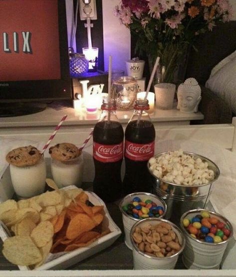 Dessert Bord, Romantic Date Night Ideas, Movie Night Snacks, Girl Sleepover, Cute Date Ideas, Sleepover Food, Fun Sleepover Ideas, Night Snacks, Slumber Parties