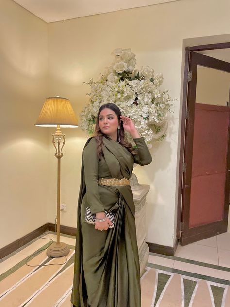 Saree Olive Green Saree, Green Hijab, Saree Green, Dress Saree, Pakistani Style, Gold Bridesmaid Dresses, Saree Silk, Pakistani Dress, Green Saree