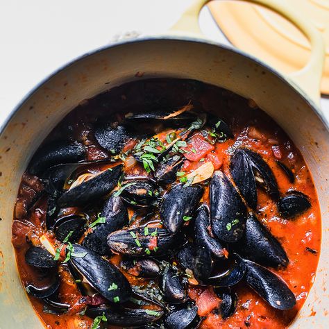 Steamed Mussels in Tomato Broth Recipe | Sur La Table Mussels Recipe Tomato, Mussels Recipe White Wine, Mussels Recipe Pasta, Chilli Mussels, Mussels Marinara, Tomato Oil, Dinner Fresh, Steamed Mussels, Mussels Recipe