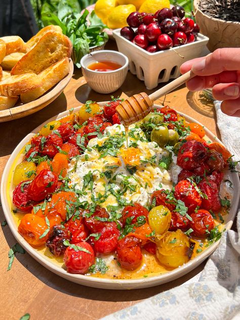 (Air Fryer) Italian Roasted Cherry Tomato & Burrata Crostini Air Fryer Burrata, Cherry Tomato Burrata, Burrata Crostini, Roasted Red Pepper Dip, Summer Appetizers Easy, Fried Artichoke, Crostini Appetizers, Baguette Recipe, Stuffed Pepper Dip