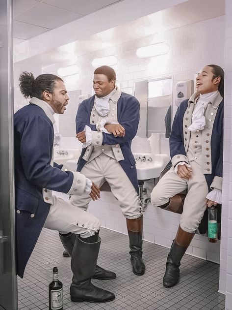 Hamilton Musical Lafayette, Hamilsquad Fanart, Funny Hamilton Pictures, Hamilton Pictures, Hamilton Cast, Musicals Funny, Hamilton Jokes, Daveed Diggs, John Laurens