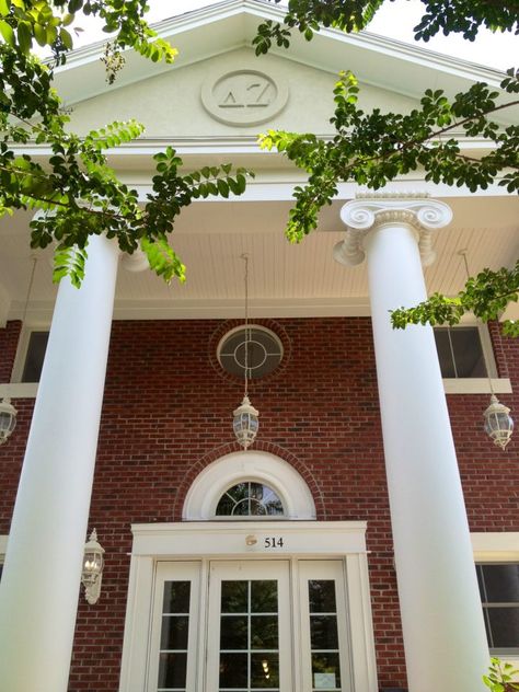 USC DZ front entrance of our house #deltazeta House Aesthetic Exterior, Architecture Greek, Usc College, Aesthetic Exterior, Fraternity House, Delta Zeta Sorority, Sorority House, Life Vibes, University Architecture