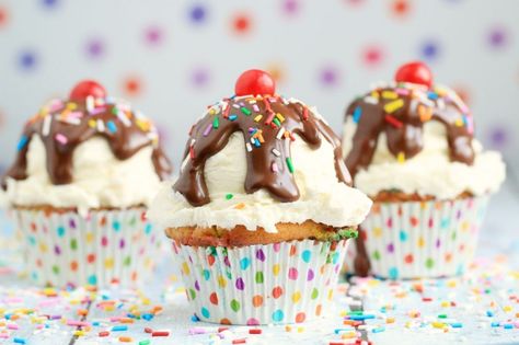 Celebrate a Special Birthday with Ice Cream Sundae Cupcakes - Pretty cupcakes featuring a dense funfetti cupcake and rich vanilla buttercream. Grill Cupcakes, Adorable Cupcakes, Sundae Cupcakes, Ice Cream Sunday, Cupcakes Easy, Funfetti Cupcakes, Simple Decorating, Fun Cupcake Recipes, Ice Cream Cupcakes