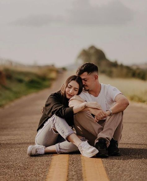 Road Prenup Shoot, Road Pre Wedding Shoot, Couple Road Photoshoot, Bench Couple Pictures, Couple Photoshoot On Road, Gravel Road Photoshoot, Road Couple Photoshoot, Road Photoshoot Ideas, Couple Sitting Poses