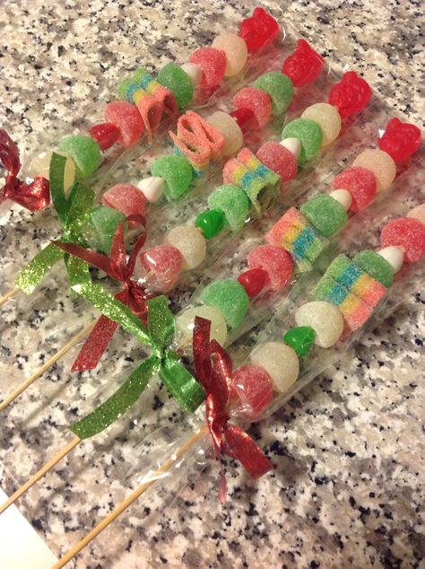 Christmas Candy Skewers, Christmas Gummy Candies, Candy Kabobs Christmas, Gummy Skewers, Christmas Candy Kabobs, Christmas Market Ideas To Sell, Christmas Skewers, Christmas Gummies, Christmas Candy Stick