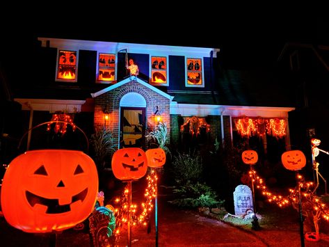 Halloween Exterior, Fall Nostalgia, Halloween Nostalgia, Haloween Decor, Halloween Lawn Decorations, Nostalgic Halloween, Halloween Usa, Halloween Lawn, Halloween Diy Outdoor