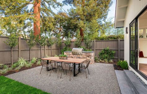 Backyard gravel patio with dining table and outdoor kitchen Backyard Gravel, Hardscape Patio, Pea Gravel Patio, Small Backyards, Gravel Patio, Patio Fence, Landscape Designs, Backyard Inspo, Backyard Makeover