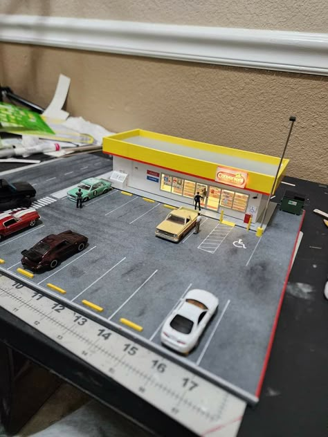 Hotwheels Garage Ideas, Hot Wheels Parking Garage, Car Diorama Ideas, Diorama Garage 1/64, Hotwheels Collections, Hot Wheels Garage Diy, Hot Wheels Diorama, Hot Wheels Cars Display, Miniature Garage