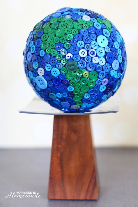 This button globe is really simple to create using only a few supplies. It's a bit time consuming to make, but the end results are totally worth it! Button Crafts For Kids, Diy Button Crafts, Diy Snowman Decorations, Diy Schneemann, Globe Crafts, Snowman Crafts Diy, Earth Globe, Christmas Crafts To Make, Christmas Tree Decorations Diy