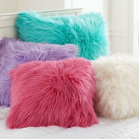 Awesome cute fluffy pillows for your bed Fuzzy Pillows, Living Room Decor Colors, Dekorasi Kamar Tidur, Faux Fur Pillow, Fur Pillow, Trendy Bedroom, Girl Beds, Fluffy Pillows