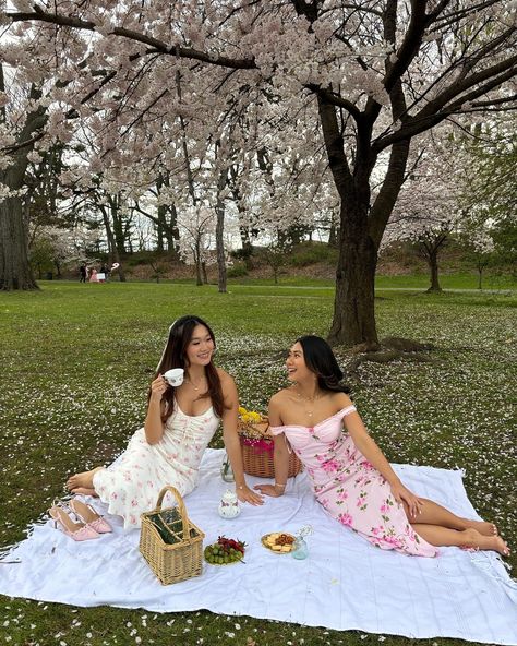 Summer girly picnic dates 🍓🧺🌸 is the new brunch Picnic Date Photoshoot, Girly Picnic, Date Photoshoot, Fancy Picnic, Picnic Shoot, Picnic Dates, Picnic Photo Shoot, Picnic Inspo, Picnic Photoshoot