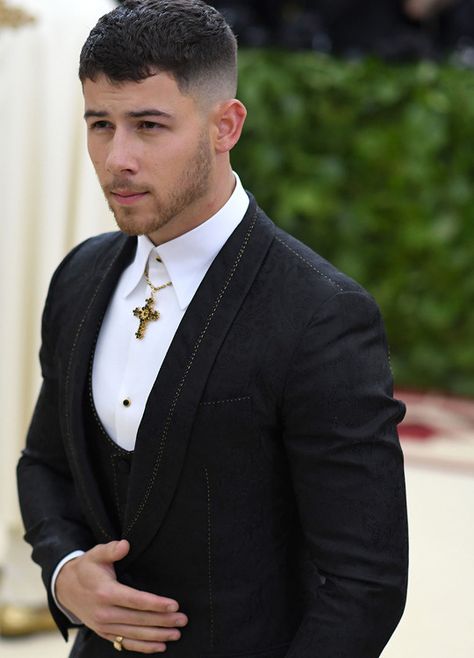 Nick Jonas Gallery Nick Jonas Haircut, Men Fade Haircut Short, Barber Haircuts, Easy Mens Hairstyles, Curly Hair Fade, Gents Hair Style, Mens Fade, Men Hair Color, Men Haircut Styles