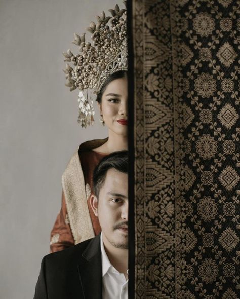 Prewed Adat Jawa, Prewedding Simple, Prewed Jawa, Prewedding Adat, Pre Wedding Photoshoot Theme, Bridesmaid Poses, Pre Wedding Photoshoot Props, Adat Jawa, Indonesian Wedding