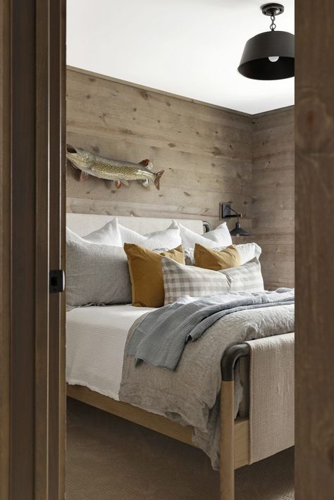 Luxury Mountain Bedroom, Woodsy Basement Ideas, Coastal Lodge Decor, Lake House Colors, Modern Lake Cottage, Lake Cottage Interiors, Lake House Bathroom Ideas, Lake Cabin Interiors, Hunting Lodge Interiors