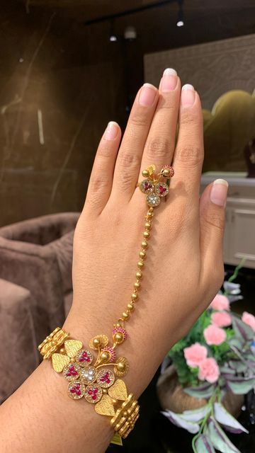 Pochi Designs Gold, Gold Hathphool Design, Hand Pocha Design In Gold, Hand Panja Design Gold, Hathful Designs Gold, Pochi Jewellery Gold, Gold Panja For Hand, Hathphool Gold, Wedding Necklace Designs