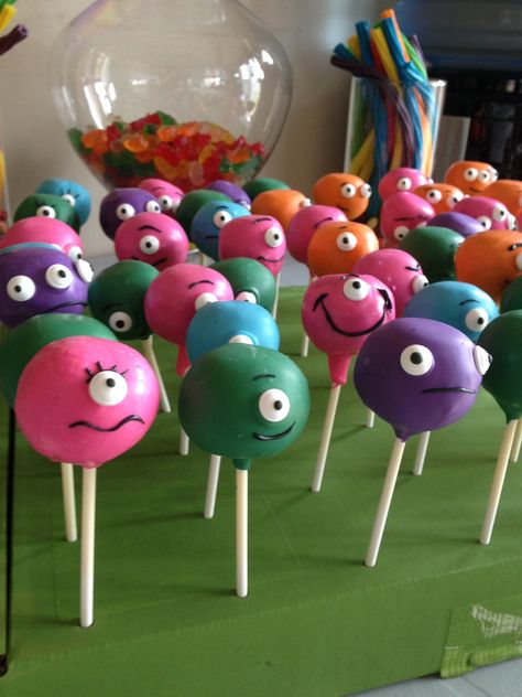 Monster Cake pops Birthday Ideas Halloween, Monster Themed Food, Birthday Wallpaper Backgrounds, Monster Cake Pops, October Birthday Parties, Monster Birthday Cakes, Halloween Dessert Table, Decorating Desserts, Monster Food