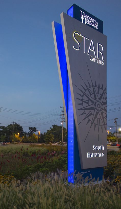 Edge-Illuminated STAR Technology Campus Entrance Pylon Sign.  Design by Mitchell Associates.                                                                                                                                                                                 Más Monument Signage, Pylon Signage, Entrance Signage, Totem Design, Pylon Sign, Signage Board, Architectural Signage, Monument Signs, Sign Board Design