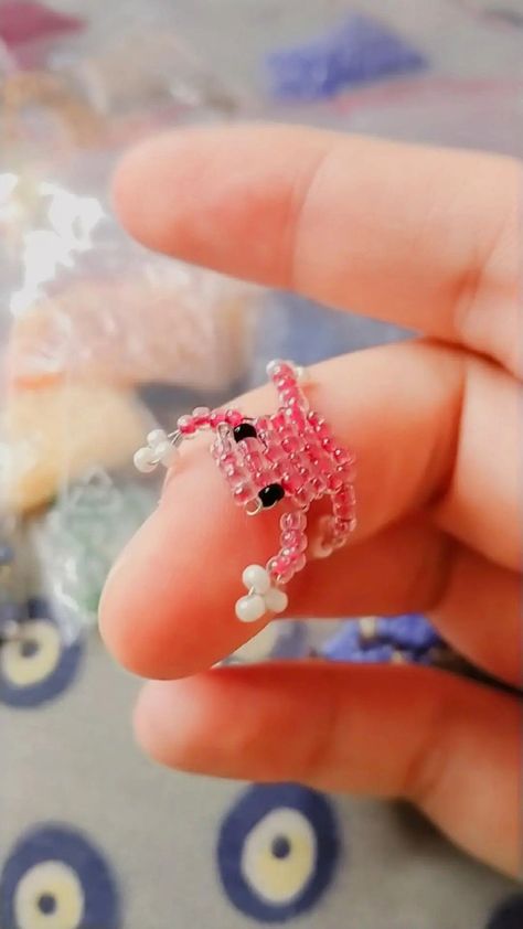 Mini Beaded Lizard, Tiny Bead Crafts, Animals Made Out Of Beads, Beaded Animal Rings, Beaded Frog Tutorial, Seed Bead Animals Tutorials, Frog Bead Pattern, Beaded Axolotl, Pony Bead Designs