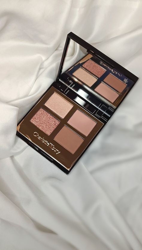 палетка теней от Шарлотт люкс Pallet Eyeshadow, Charlotte Tilbury Pillow Talk, Makeup Pallets, High End Makeup, Pillow Talk, Charlotte Tilbury, Makeup, Beauty, Make Up