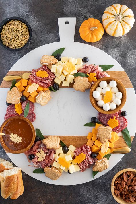 Fall Wreath Charcuterie Board - an easy to make charcuterie board that is perfect for any fall celebration. Charcuterie Wreath Board, Make Charcuterie Board, Charcuterie Board Ideas Easy, Wreath Charcuterie Board, Charcuterie Board Thanksgiving, Wreath Charcuterie, Thanksgiving Charcuterie Board Ideas, Food Wreath, Charcuterie Wreath