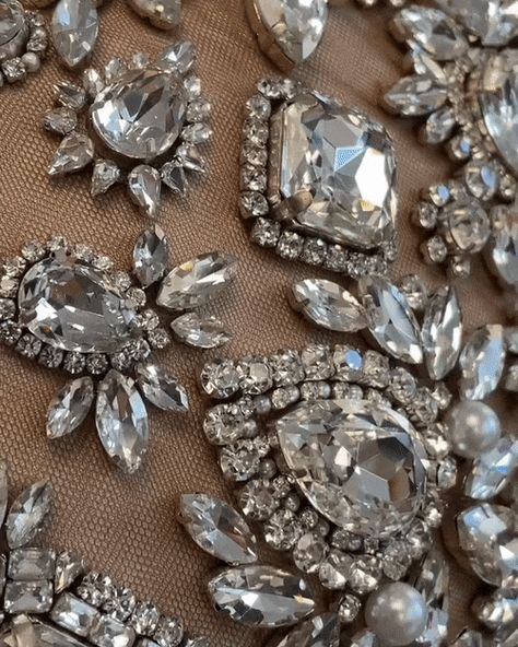 Metal Embellishments Fashion Details, Beading Ideas On Clothes, Embroidery Fashion Runway, Embroidery Dress Designs, Alexander Mcqueen Fashion Show, Moschino Runway, Couture Beading, Stella Tennant, Haute Couture Details