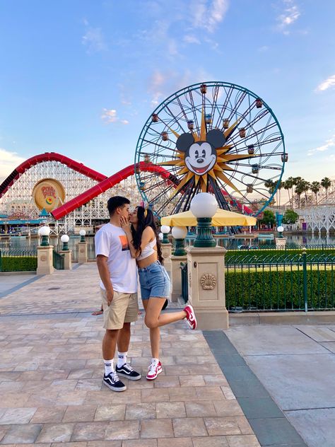 Disneyland Couples Outfits, Disneyland Couples Pictures, Disneyworld Outfits, Couple Travel Photos, Disney Poses, Disneyland World, Disney Photo Ideas, Disneyland Halloween, Regular People