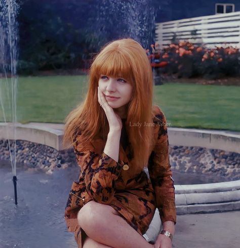 Jane Asher 60s, 60s Hair Bangs, 60s Makeup And Hair, 60's Hair, 60s Makeup, Beatles Girl, Jane Asher, 60s Hair, Fashion Decades