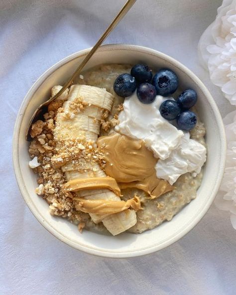 jelena || vegan food on Instagram: "VANILLA CHEESECAKE OATMEAL , vegan & high protein Def one of the fanciest oatmeal i had lately . The cream cheese on top creates such a special flavour! Have a lovely day!☺️ Protein Oats: 50g oats 150 ml plant milk / water 10g vanilla protein powder @vetain_de pinch of salt TOPPINGS: vegan cream cheese @oatly nut butter @koro_de (you can use my code JELENA5 for a 5% discount) banana blueberries granola @heimatgut *dieser Post enthält Werbung #oats #o Protein Oats Aesthetic, Foods That Have Protein, Cheesecake Oatmeal, Vegan Aesthetic, Changing Lifestyle, Vegan High Protein, Oatmeal Vegan, Protein Oats, Protein Oatmeal