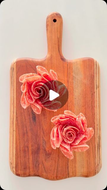 Salami Finger Food, How To Make Cheese Board, Charcuterie Flowers How To, Salami Flowers Video, Ketering Ideas, Garnishes For Food, Charcuterie Tips, Charcuterie 101, Charcuterie Art