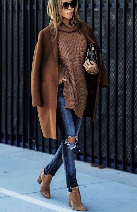 Pinterest Is Obsessed With This Chic Winter Outfit Formula via @WhoWhatWearUK Mode Over 50, Fall Fashion Coats, Easy Winter Outfit, Traje Casual, Brown Outfit, Looks Street Style, Looks Chic, Inspired Outfits, Work Clothes