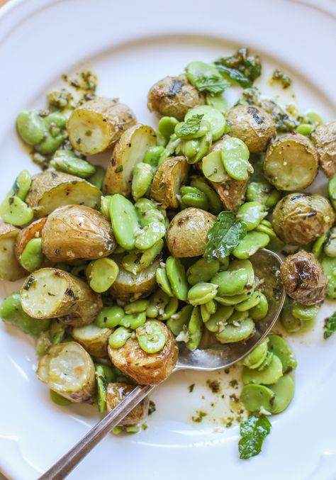 roasted fingerling potatoes with fava beans, mint and lemon Vegan Fava Bean Recipes, Fava Bean Recipe, Vegan Green Beans, Salad Dinner Ideas, Portuguese Dinner, Fava Bean Salad, Bean Dinner, Potato And Green Bean Salad, Broad Bean Recipes