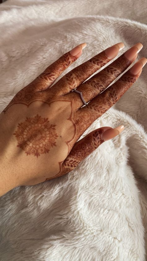 simple, small mandala design with intricate, detailed flowers and vine design on fingers - henna design Palm Mehndi Design, Henna Designs Wrist, Finger Henna Designs, Henna Tattoo Designs Hand, Henna Art Designs, Modern Henna Designs, Simple Henna Tattoo, Latest Henna Designs, Simple Mehndi Designs Fingers